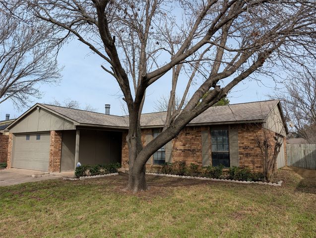 6925 Sandstone Court, Fort Worth, TX 76120