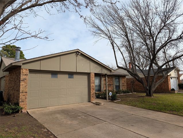 6925 Sandstone Court, Fort Worth, TX 76120