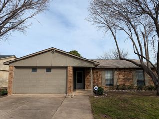 6925 Sandstone Court, Fort Worth, TX 76120