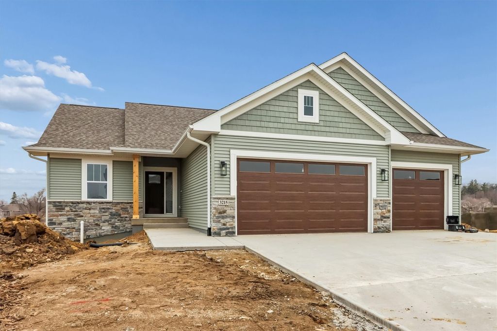 3215 Sunflower Street, Ely, IA 52227