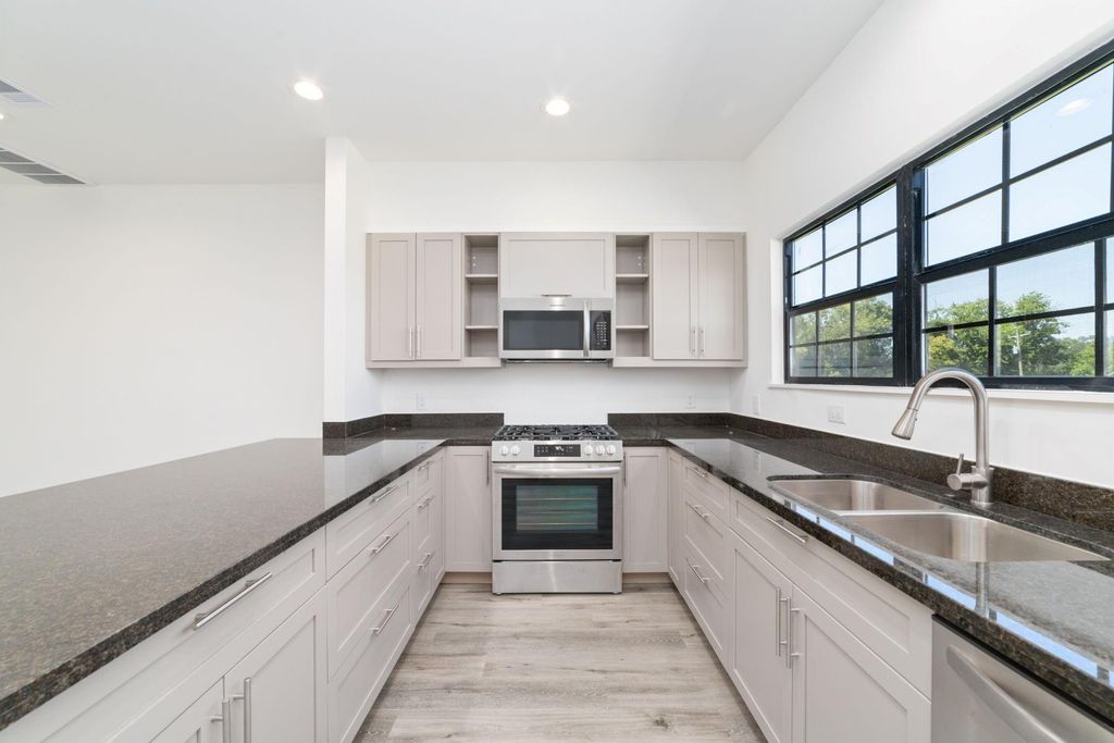 11924 N Hoa Sen Circle, Houston, TX 77072