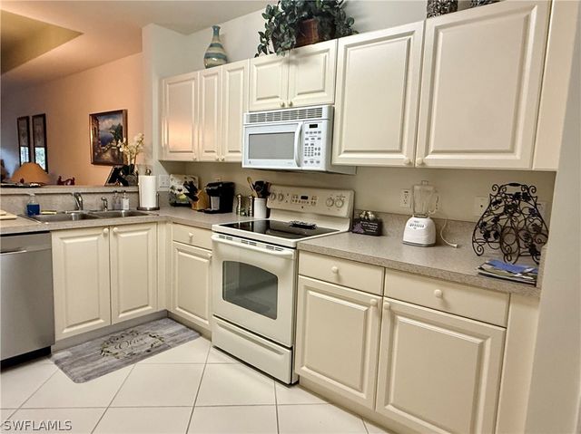 7823 Regal Heron CIR 9, Naples, FL 34104