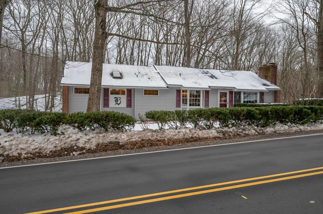 226 Amesbury Road, Kensington, NH 03833