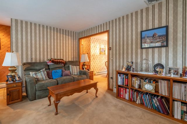 226 Amesbury Road, Kensington, NH 03833