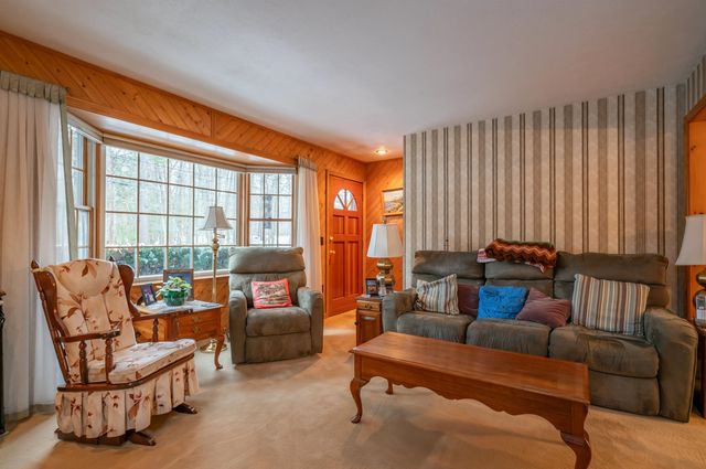 226 Amesbury Road, Kensington, NH 03833