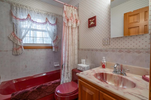 226 Amesbury Road, Kensington, NH 03833