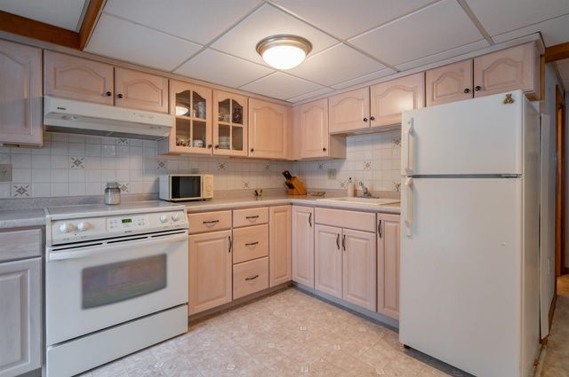 226 Amesbury Road, Kensington, NH 03833