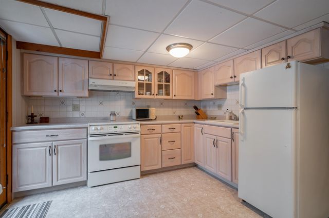 226 Amesbury Road, Kensington, NH 03833