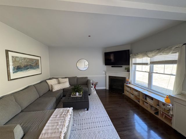 109 Woodview Way, Manchester, NH 03102