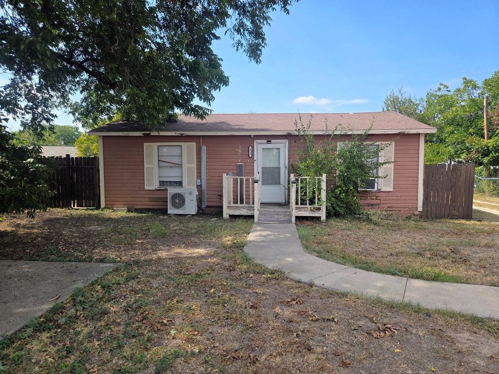 Image 1 of property listing at 8 W Avenue P, San Angelo, TX 76903