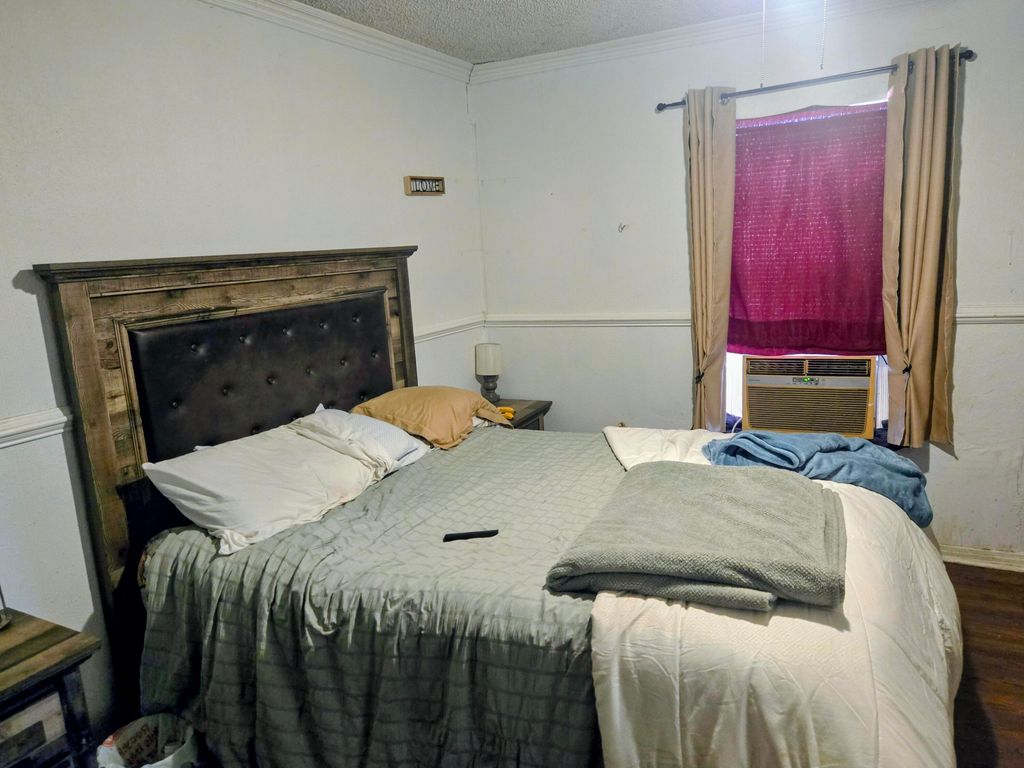 Image 5 of property listing at 8 W Avenue P, San Angelo, TX 76903
