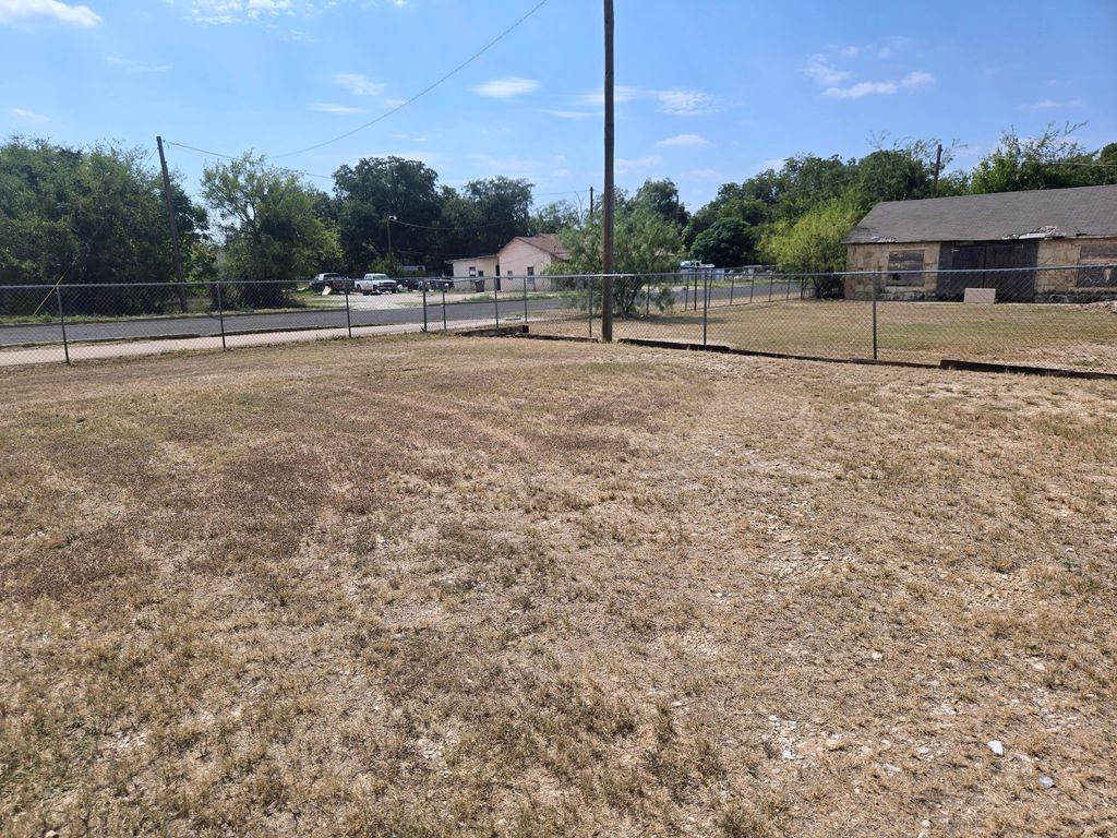 Image 7 of property listing at 8 W Avenue P, San Angelo, TX 76903