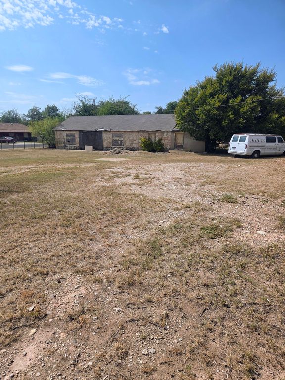 Image 8 of property listing at 8 W Avenue P, San Angelo, TX 76903