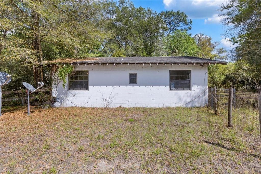 Image 11 of property listing at 6950 SE HIGHWAY 41, Morriston, FL 32668