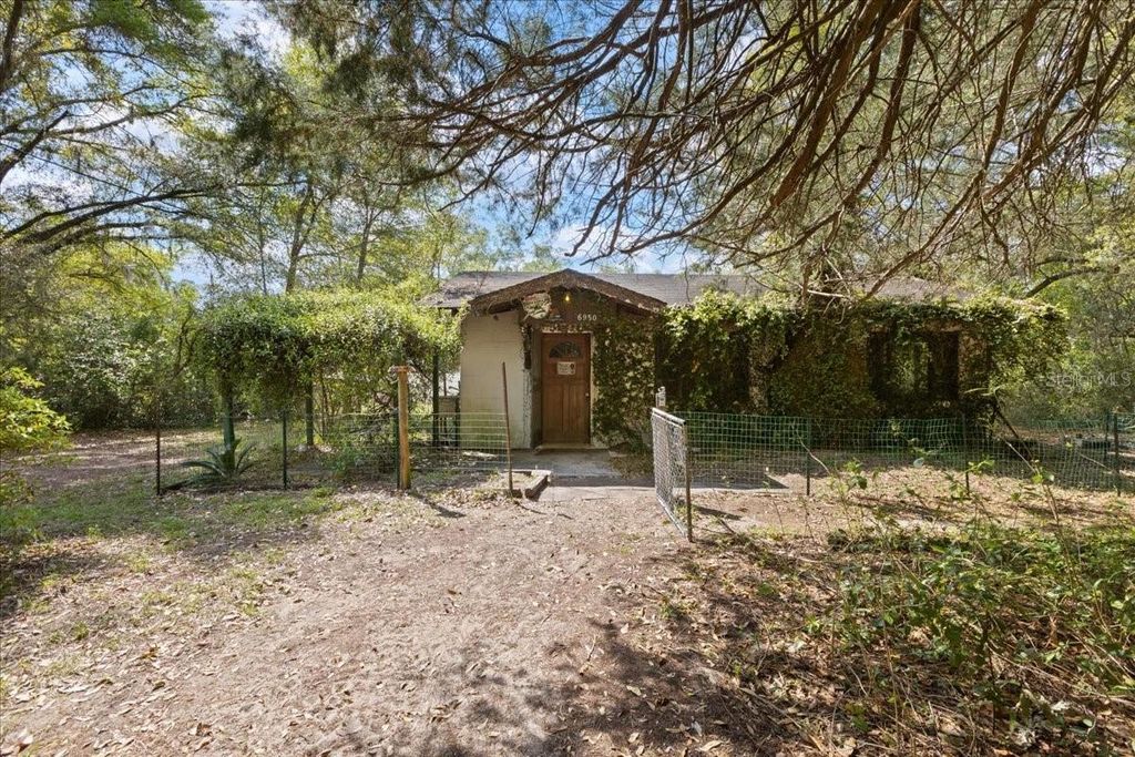 Image 13 of property listing at 6950 SE HIGHWAY 41, Morriston, FL 32668