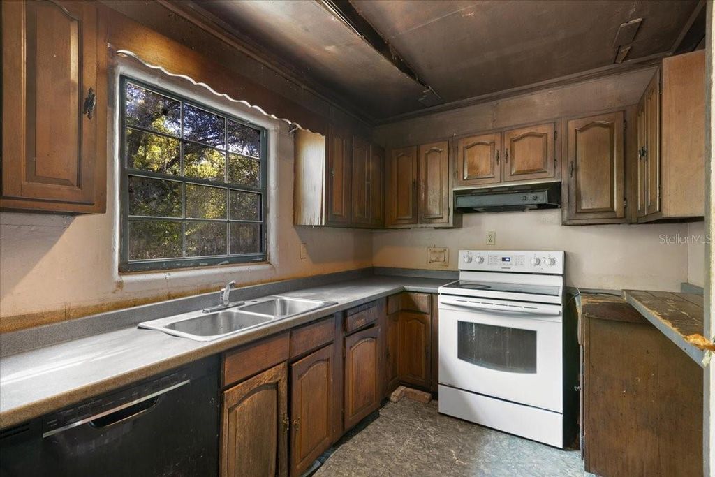 Image 14 of property listing at 6950 SE HIGHWAY 41, Morriston, FL 32668