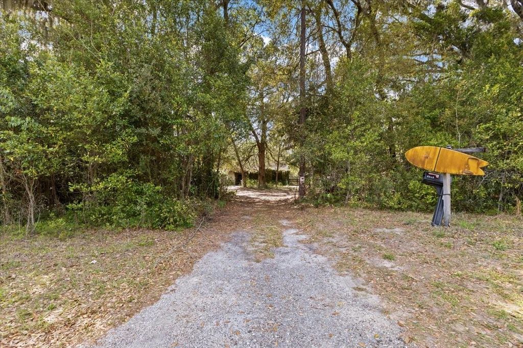 Image 25 of property listing at 6950 SE HIGHWAY 41, Morriston, FL 32668