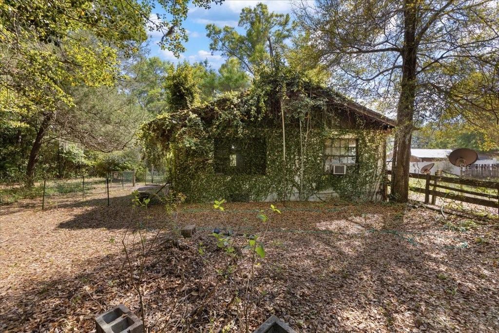 Image 26 of property listing at 6950 SE HIGHWAY 41, Morriston, FL 32668