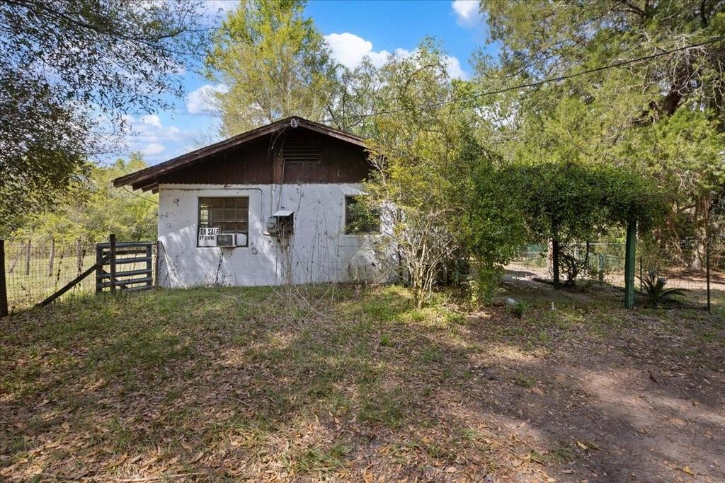 Image 27 of property listing at 6950 SE HIGHWAY 41, Morriston, FL 32668