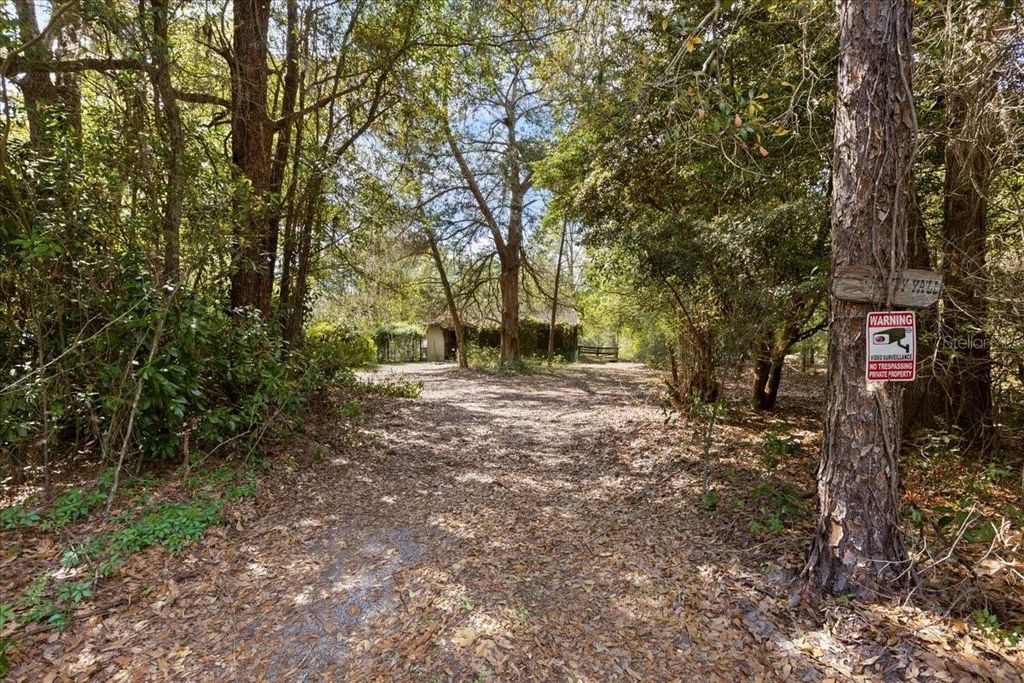 Image 28 of property listing at 6950 SE HIGHWAY 41, Morriston, FL 32668