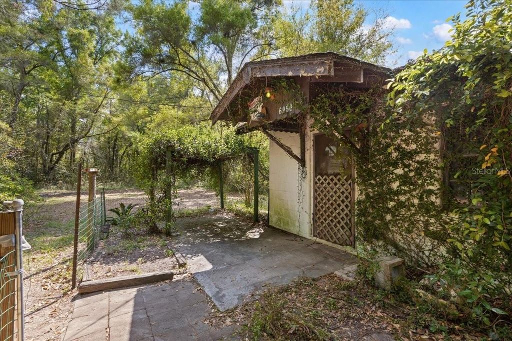 Image 30 of property listing at 6950 SE HIGHWAY 41, Morriston, FL 32668