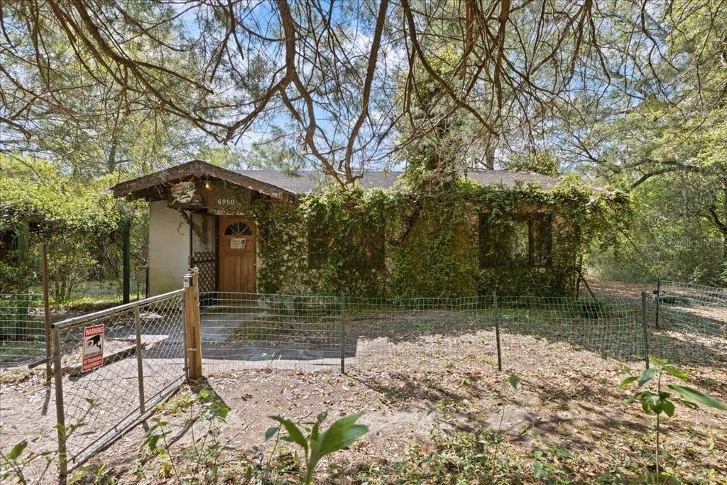 Image 4 of property listing at 6950 SE HIGHWAY 41, Morriston, FL 32668