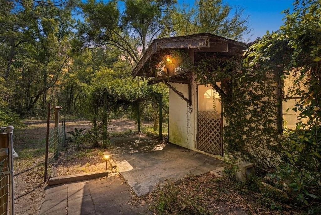 Image 31 of property listing at 6950 SE HIGHWAY 41, Morriston, FL 32668