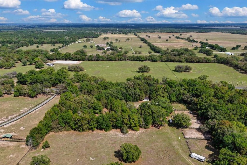 Image 33 of property listing at 6950 SE HIGHWAY 41, Morriston, FL 32668