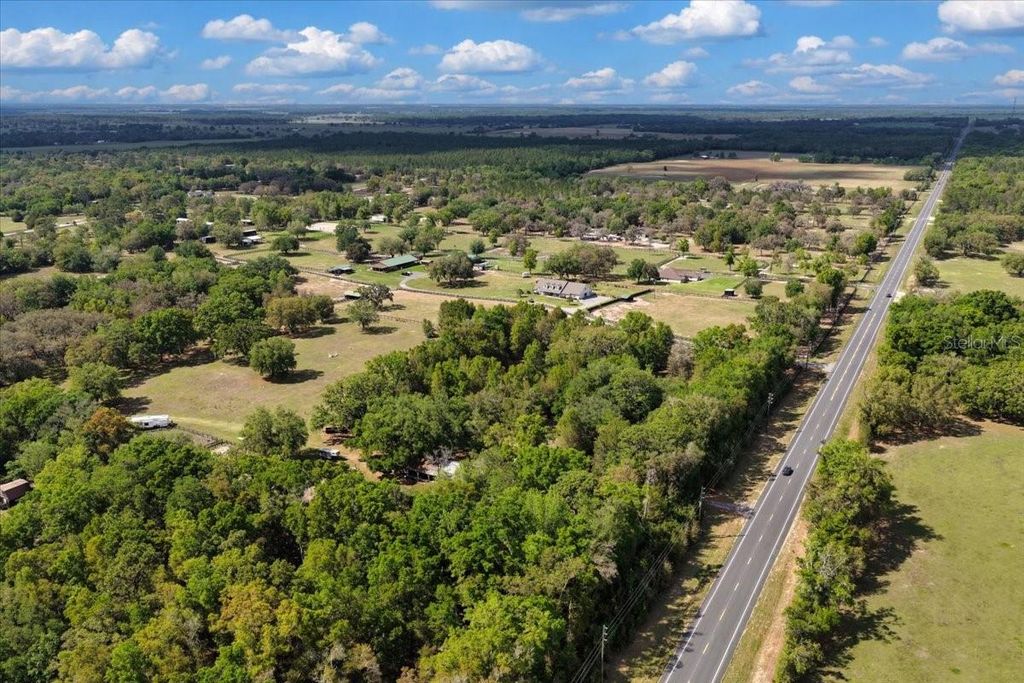 Image 35 of property listing at 6950 SE HIGHWAY 41, Morriston, FL 32668