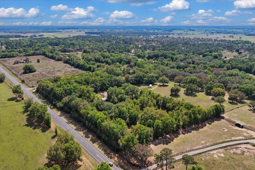 Image 36 of property listing at 6950 SE HIGHWAY 41, Morriston, FL 32668