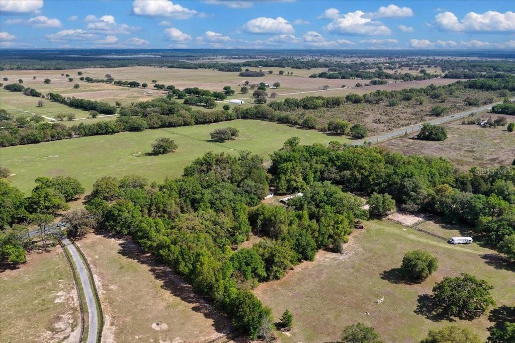 Image 37 of property listing at 6950 SE HIGHWAY 41, Morriston, FL 32668