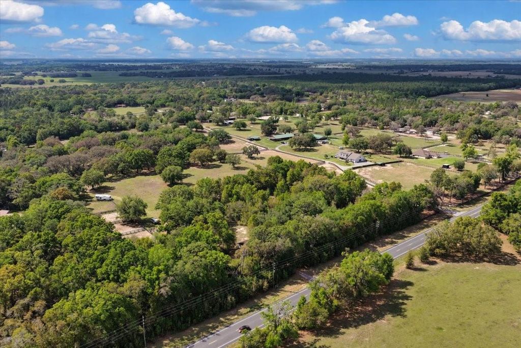 Image 38 of property listing at 6950 SE HIGHWAY 41, Morriston, FL 32668