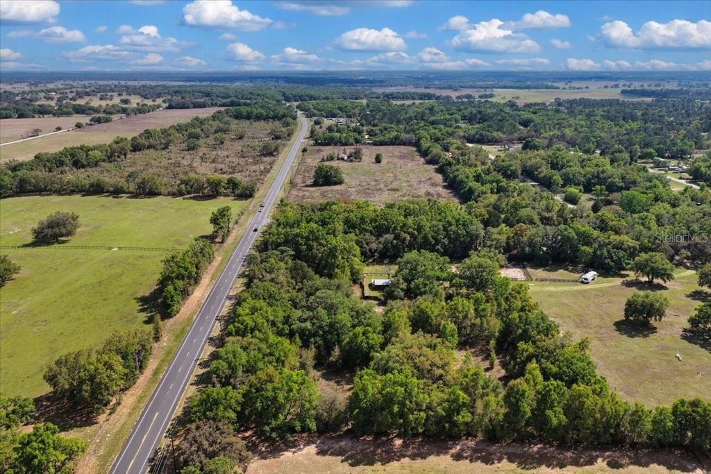 Image 39 of property listing at 6950 SE HIGHWAY 41, Morriston, FL 32668