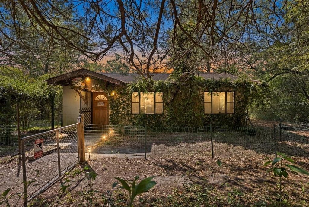 Image 5 of property listing at 6950 SE HIGHWAY 41, Morriston, FL 32668