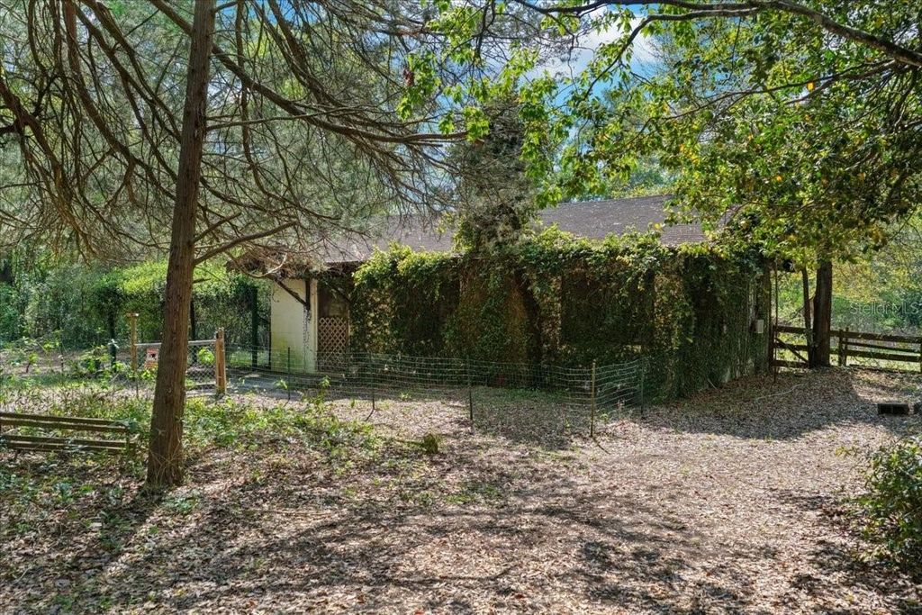 Image 7 of property listing at 6950 SE HIGHWAY 41, Morriston, FL 32668