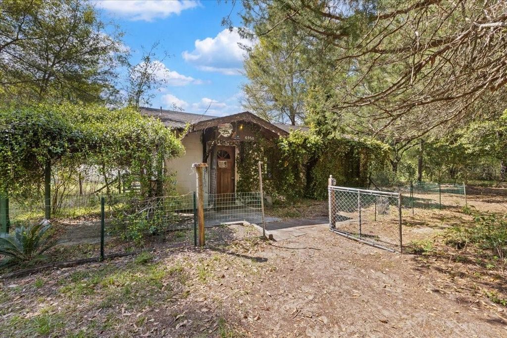 Image 8 of property listing at 6950 SE HIGHWAY 41, Morriston, FL 32668