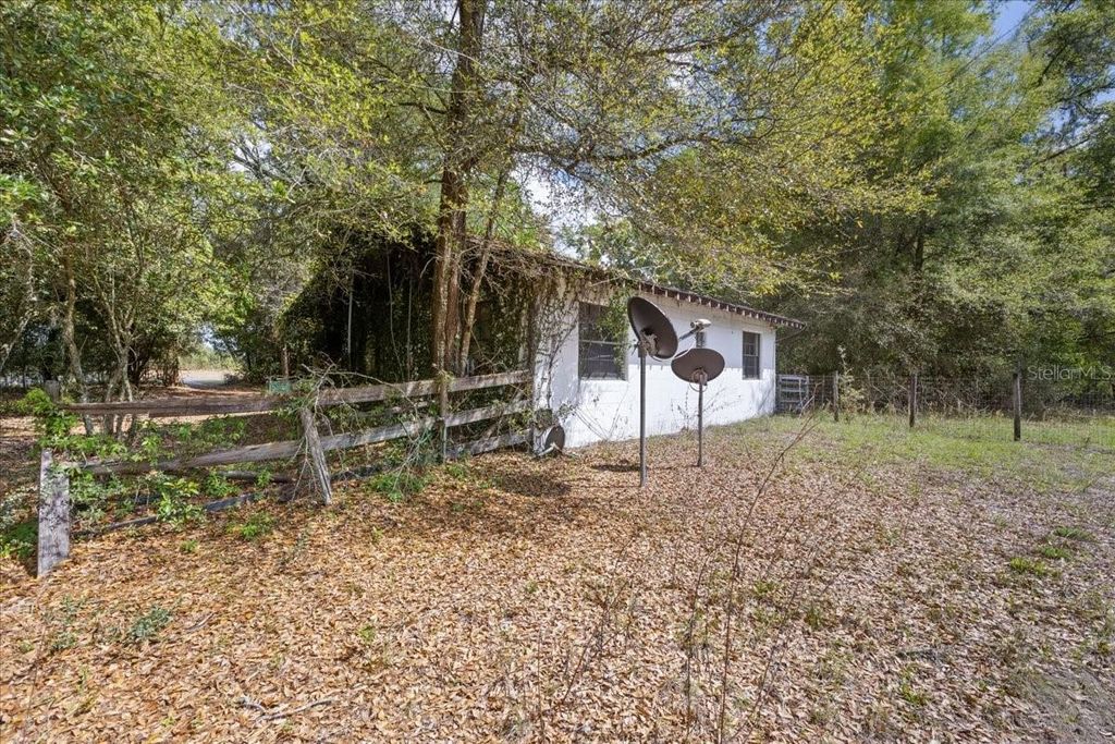 Image 9 of property listing at 6950 SE HIGHWAY 41, Morriston, FL 32668