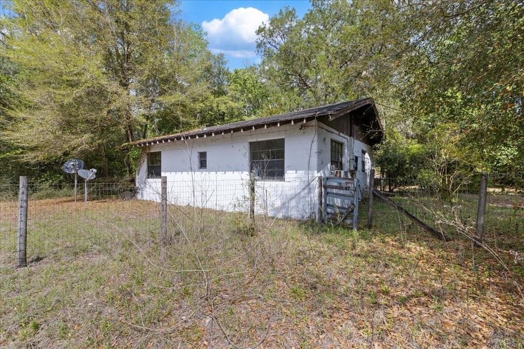 Image 10 of property listing at 6950 SE HIGHWAY 41, Morriston, FL 32668
