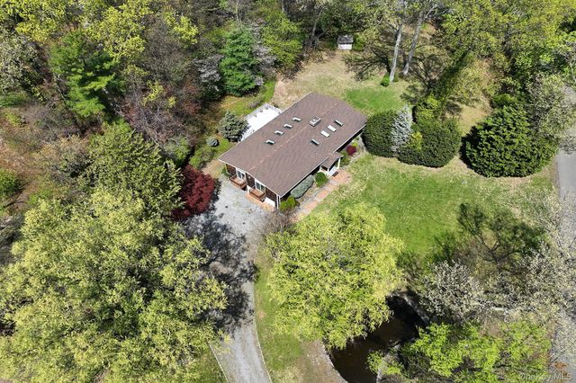 15 Mariners Court, Centerport, NY 11721