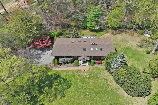 15 Mariners Court, Centerport, NY 11721