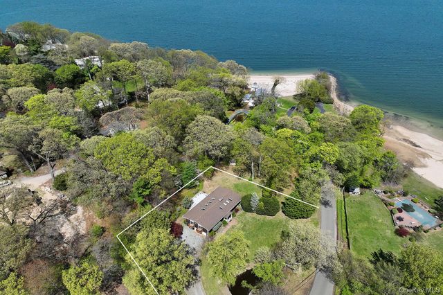 15 Mariners Court, Centerport, NY 11721