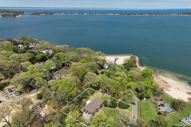 15 Mariners Court, Centerport, NY 11721