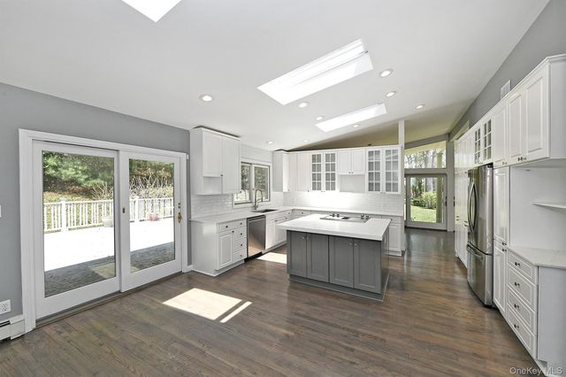 15 Mariners Court, Centerport, NY 11721