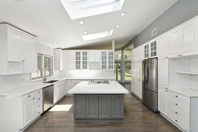 15 Mariners Court, Centerport, NY 11721