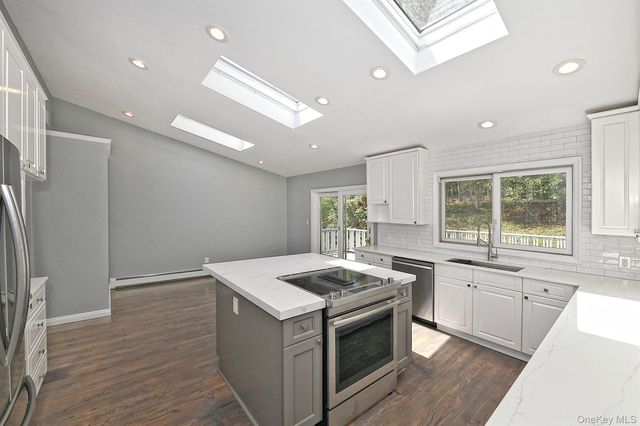 15 Mariners Court, Centerport, NY 11721