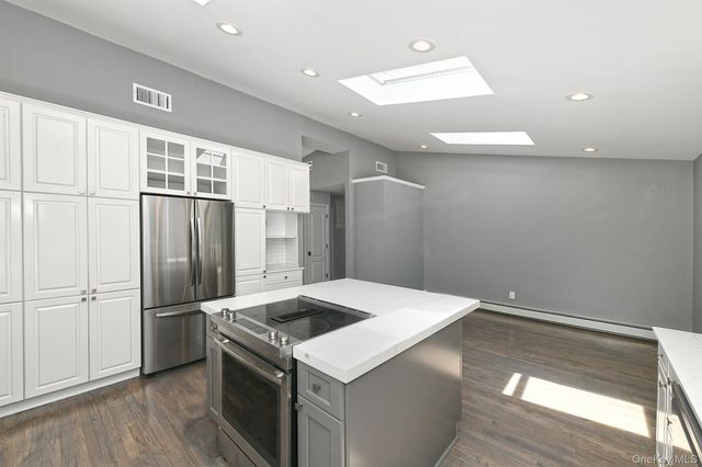 15 Mariners Court, Centerport, NY 11721