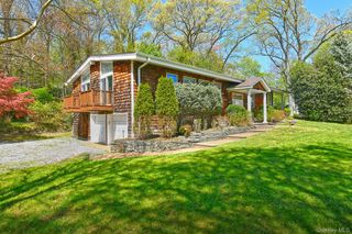 15 Mariners Court, Centerport, NY 11721