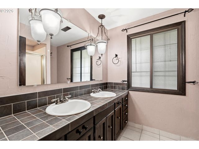 330 Ne 17TH Ave, Hillsboro, OR 97124