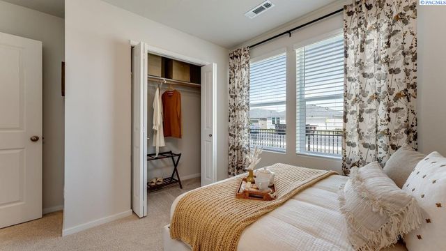 11321 Buckingham Dr, Pasco, WA 99301