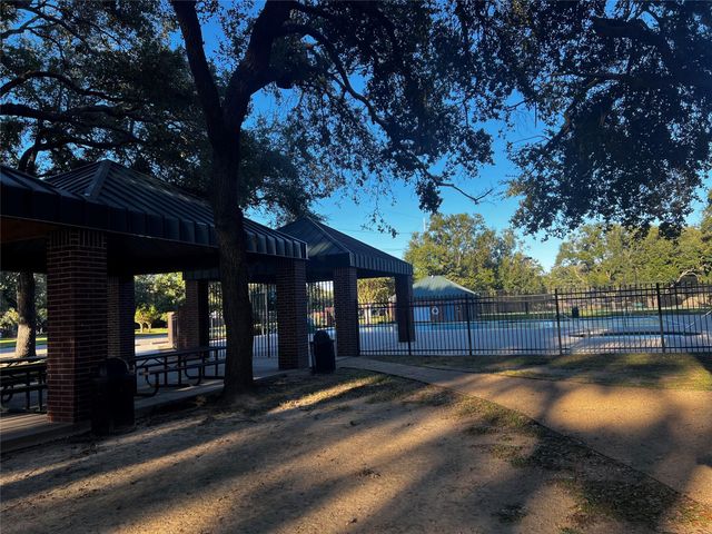 1242 Fawn Valley Drive, League City, TX 77573